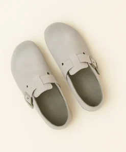 pantoufles fermées en cuir gris