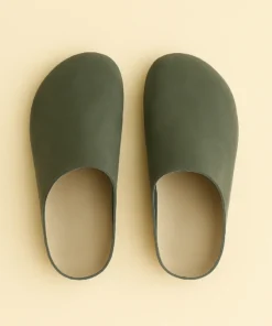 Pantoufle en Cuir Velouté Couleur Gris Vert