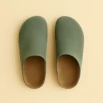 Pantoufle en Cuir Velouté Couleur Vert