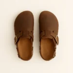 Pantoufle lisse couleur brun – double bride