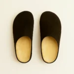 Pantoufle suédée brun foncé