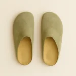 Pantoufle suédée gris clair