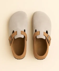 Pantoufles fermées en cuir Couleur sable-camel